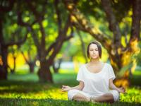 FBsports-红蓝闪电，当红牛车队惊天逆转，汉密尔顿的火焰点燃整个赛场