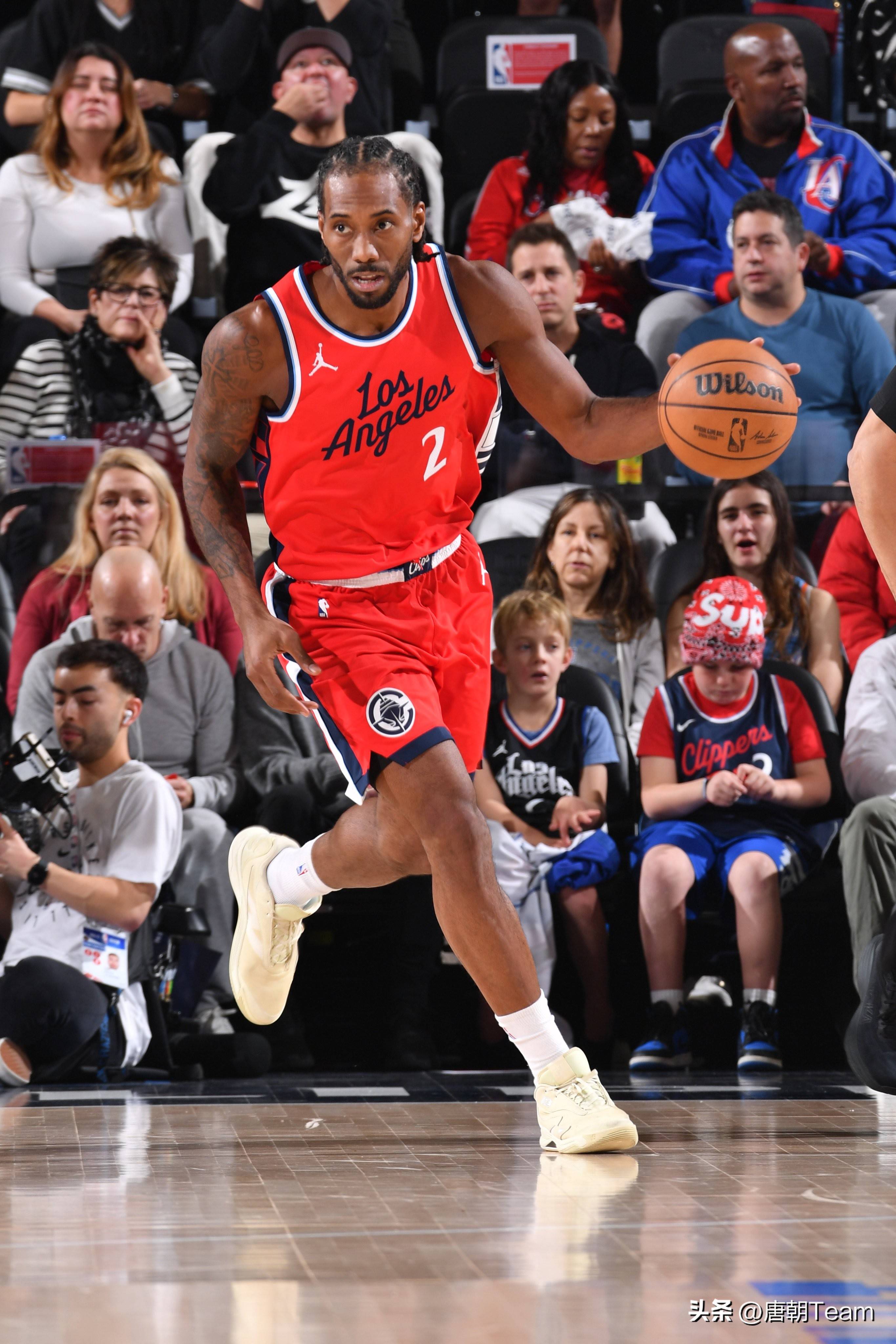 雄鹿客场击败快船，取得宝贵胜利