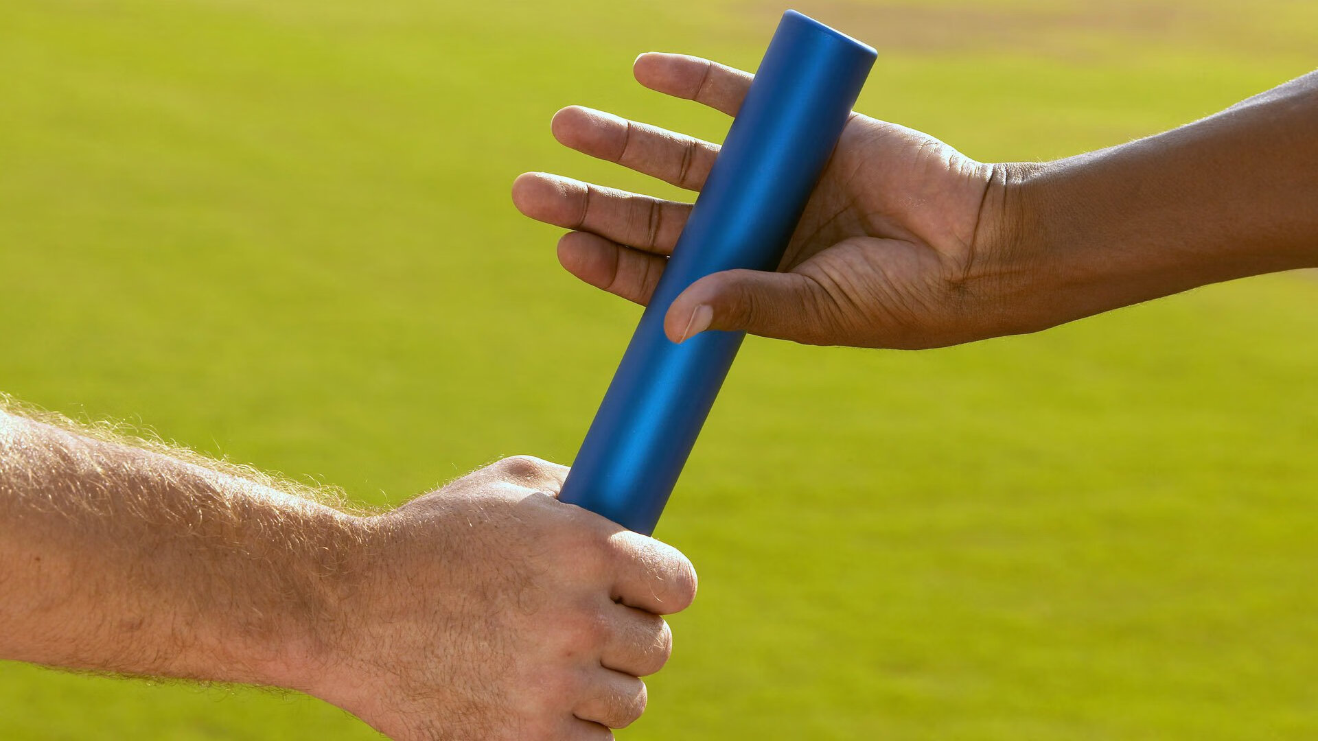 赛道上的魔术师,当米切尔在F1街道赛接管比赛