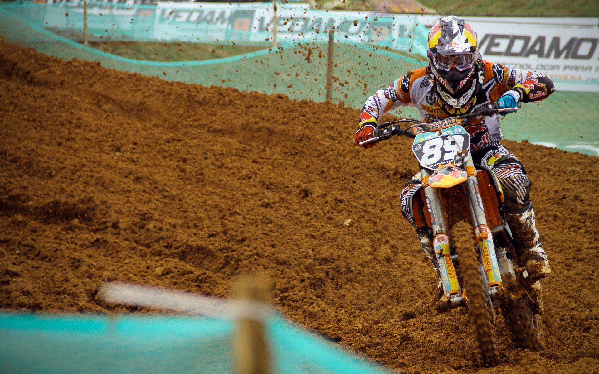 赛道上的绝对主宰，法拉利完胜红牛二队，维斯塔潘状态火热预示新赛季格局